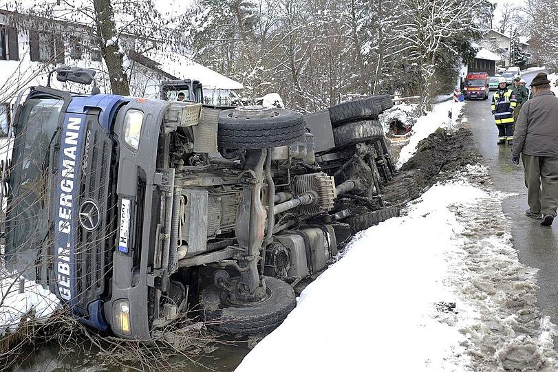 Der Sattelzug liegt auf der Backe: Der Fahrer wollte einer Trauergesellschaft Platz machen, da sank der Lkw im aufgeweichten Bankett ein!