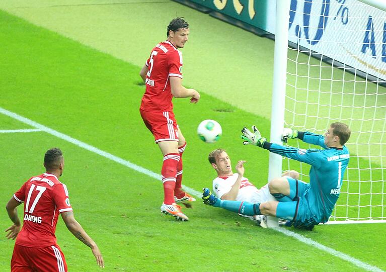 MANUEL NEUER: Note 2. Fahriger Beginn: Abwurf vermasselt, Abstoß vermasselt. Im Kerngeschäft aber tadellos: Doppel-Monster-Save auf der Linie (22.). Vorm 2:3 als Ballwand &ndash; hilft denn keiner? Bei den Gegentoren machtlos.