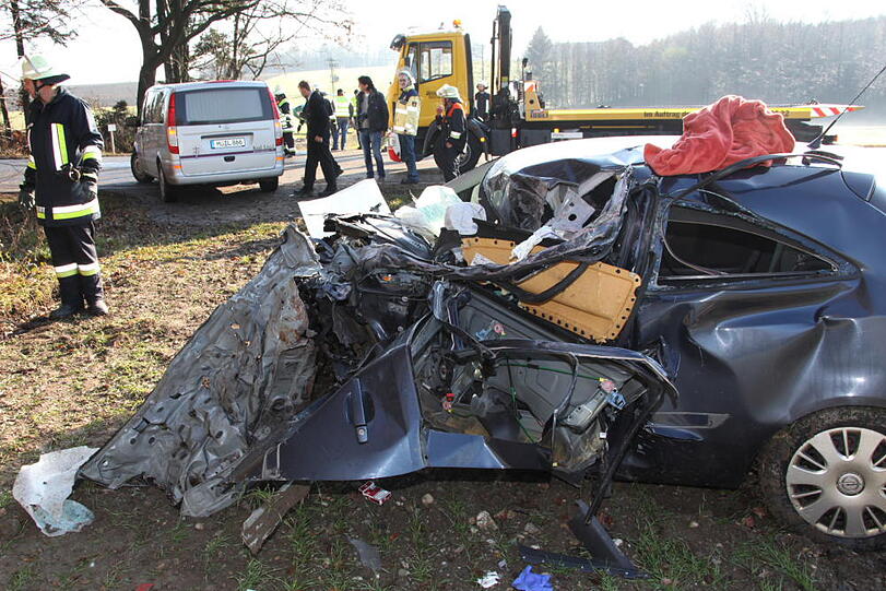 Der 21-Jährige kam auf Höhe eines Waldstücks nahe Reichertsheim (Landkreis Mühldorf am Inn) von der Fahrbahn ab und geriet in den Gegenverkehr.