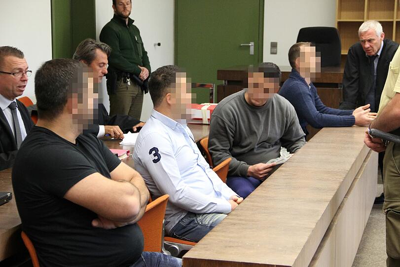 Die mutmaßlichen Drogendealer auf der Anklagebank des Landgerichts.
