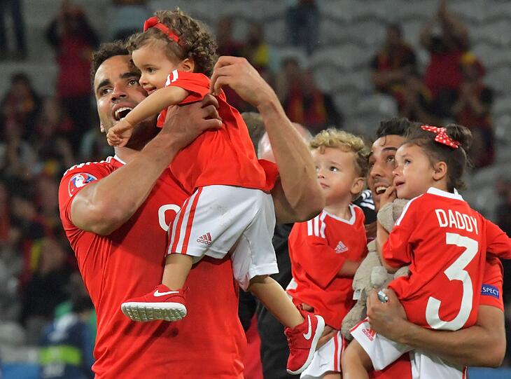 Die Kicker aus Wales feierte ihren Viertelfinal-Erfolg gegen Belgien mit der Familie auf dem Rasen. Ein Bild, welches die UEFA nicht mehr sehen will.