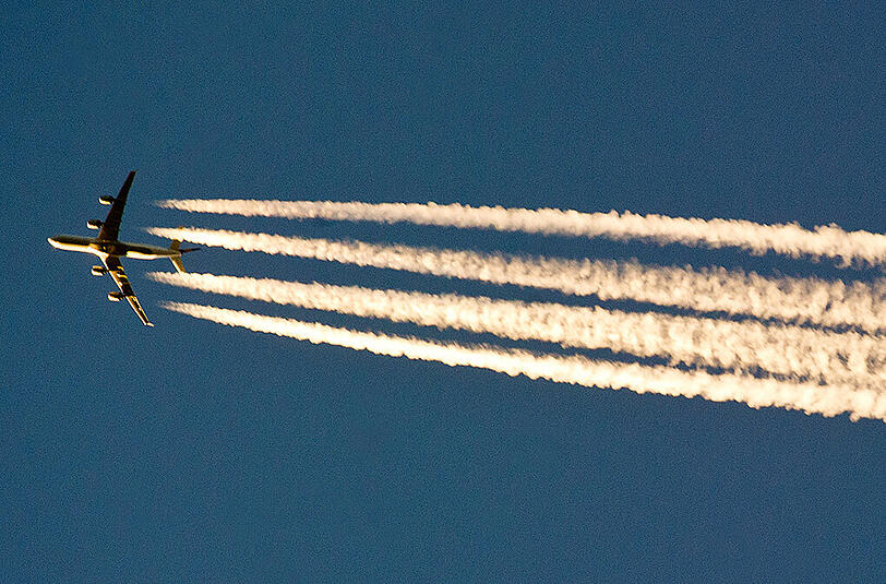Sprühen Regierungen Gase in den Himmel, um die Menschen zu lenken und zu dominieren? Dies glauben die Chemtrail-Anhänger.
