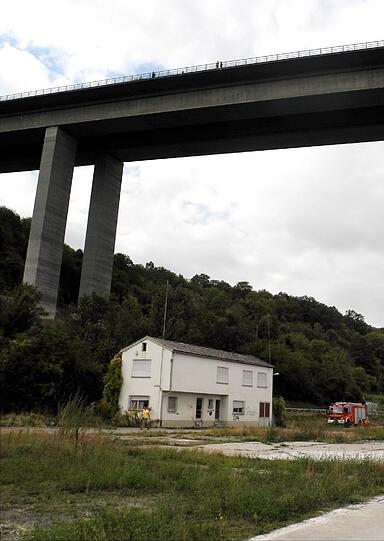 Offenbar stürzte sich der Vater mit seinen Söhnen von dieser Autobahnbrücke.