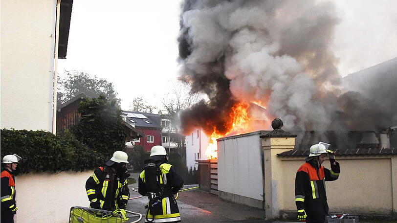 Die Flammen hatte die Garage und die Gartenlaube erfasst und drohten auf das Wohnhaus überzugreifen.