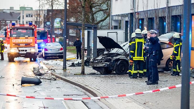 In Recklinghausen ist ein Mann in eine Menschenmenge gefahren, welche an einer Bushaltestelle wartete.