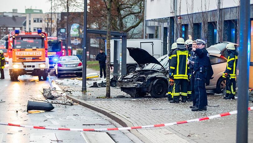 In Recklinghausen ist ein Mann in eine Menschenmenge gefahren, welche an einer Bushaltestelle wartete. In Recklinghausen ist ein Mann in eine Menschenmenge gefahren, welche an einer Bushaltestelle wartete.