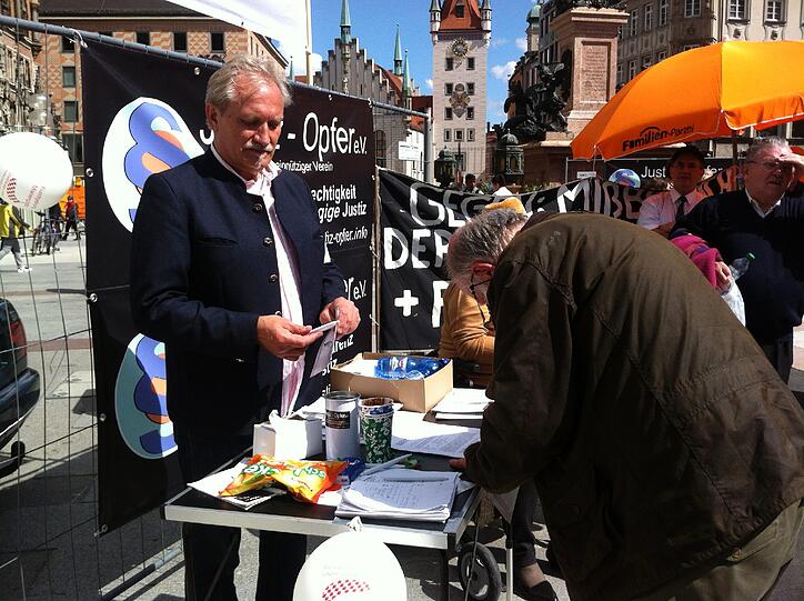 Vereins-Gründungsmitglied Josef Mehl auf dem Marienplatz.