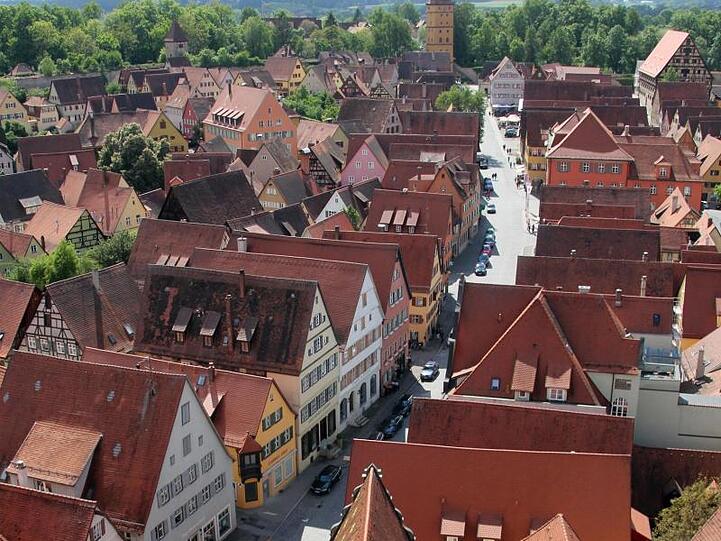 Blick vom Turm des Münsters St. Georg auf die Stadt mit ihren bunten Häusern und schmalen Straßen. Foto: Verena Wolff/dpa-tmn/dpa