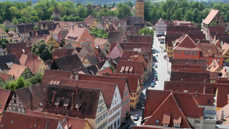 Blick vom Turm des Münsters St. Georg auf die Stadt mit ihren bunten Häusern und schmalen Straßen. Foto: Verena Wolff/dpa-tmn/dpa Blick vom Turm des Münsters St. Georg auf die Stadt mit ihren bunten Häusern und schmalen Straßen. Foto: Verena Wolff/dpa-tmn/dpa