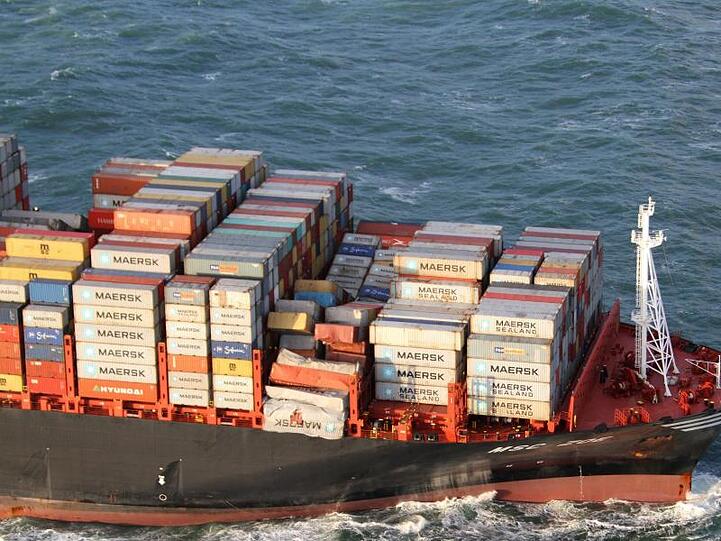 Gut eine Woche nach der Havarie des Containerfrachters beginnt die Bergung der Behälter.
