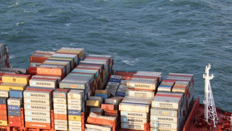Gut eine Woche nach der Havarie des Containerfrachters beginnt die Bergung der Behälter. Gut eine Woche nach der Havarie des Containerfrachters beginnt die Bergung der Behälter.