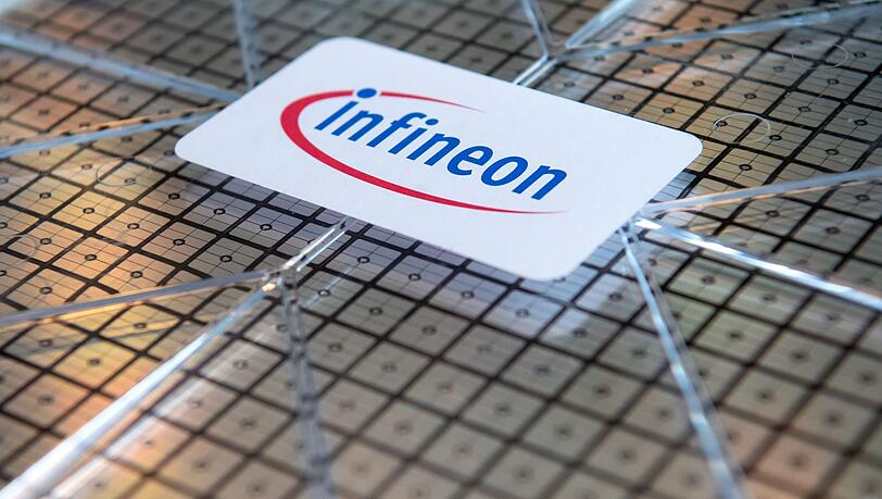Ein Wafer von Infineon ist in der Zentrale des Halbleiterherstellers zu sehen.