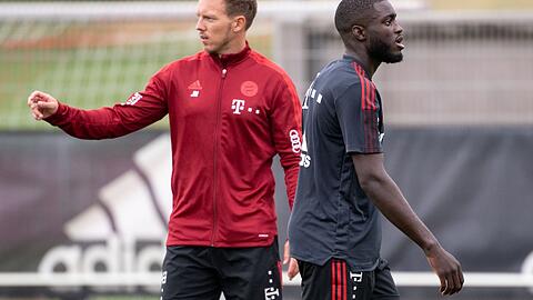 Trainer Julian Nagelsmann (l) und Dayot Upamecano beim Bayern-Training.