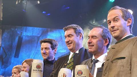 Bayerische Angelegenheit: die Herren Söder und Aiwanger mit ihren Doubles Thomas Unger (l.) und Stefan Murr. Die Darsteller von Christian Lindner oder Robert Habeck konnten keine Erinnerungsfotos dieser Art machen - weil die Berliner Ministerriege geschlossen fernblieb.