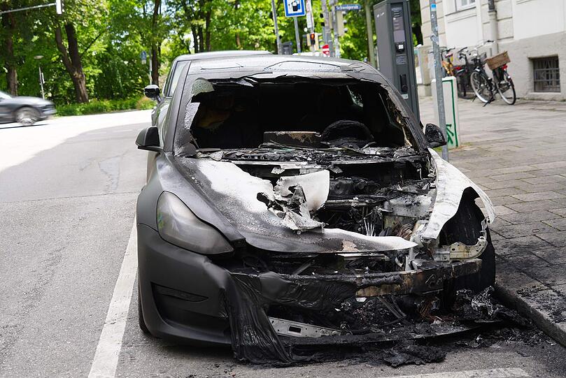 Zwei E-Autos wurden in der Au in Brand gesteckt. Der Sachschaden beträgt Zehntausende Euro.