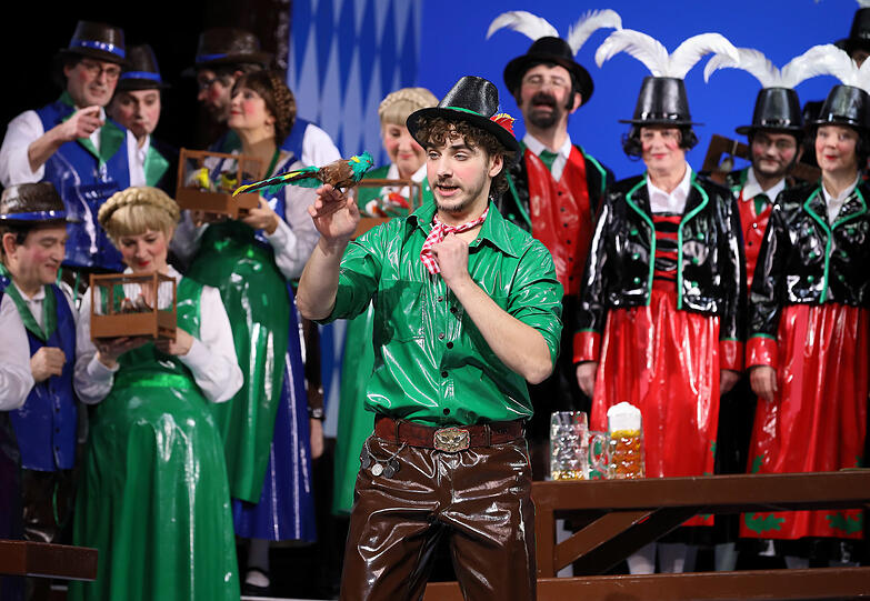 Matteo Ivan Rasic als Vogelhändler Adam in der gleichnamigen Operette von Carl Zeller im Gärtnerplatztheater.