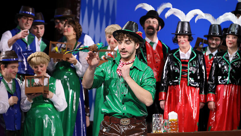 Matteo Ivan Rasic als Vogelhändler Adam in der gleichnamigen Operette von Carl Zeller im Gärtnerplatztheater. Matteo Ivan Rasic als Vogelhändler Adam in der gleichnamigen Operette von Carl Zeller im Gärtnerplatztheater.