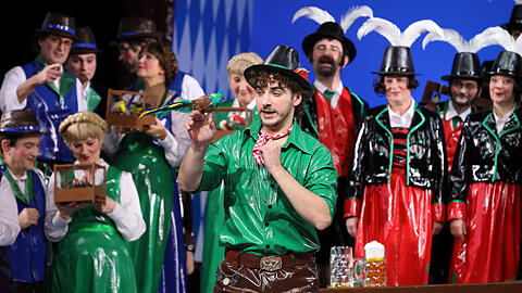 Matteo Ivan Rasic als Vogelhändler Adam in der gleichnamigen Operette von Carl Zeller im Gärtnerplatztheater.