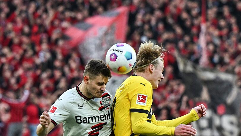 Leverkusens Josip Stanisic und Dortmunds Julian Brandt kämpfen um den Ball.