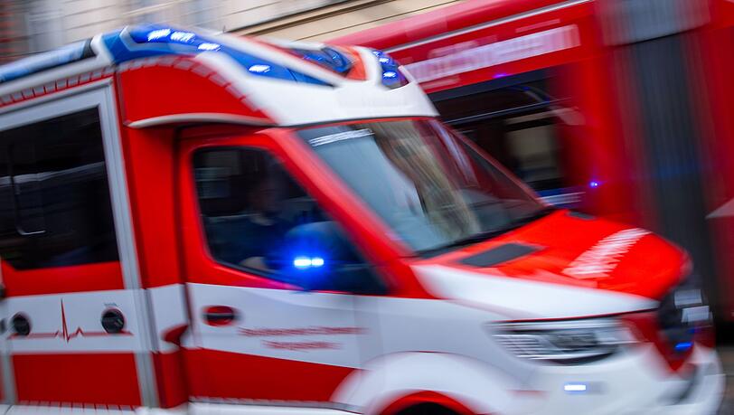 Mit schweren Verletzungen kommt die Frau ins Krankenhaus. (Symbolbild)