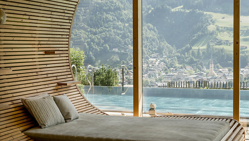 Ein Infinitypool mit Panoramablick schafft Momente zum Innehalten und Durchatmen. Ein Infinitypool mit Panoramablick schafft Momente zum Innehalten und Durchatmen.