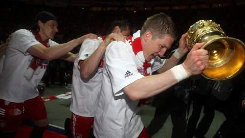 Der Pokal und Bastian Schweinsteiger führen die Jubel-Bayern an Der Pokal und Bastian Schweinsteiger führen die Jubel-Bayern an