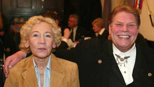 Karl-Heinz Wildmoser mit seiner Ehefrau Theres. Karl-Heinz Wildmoser mit seiner Ehefrau Theres.