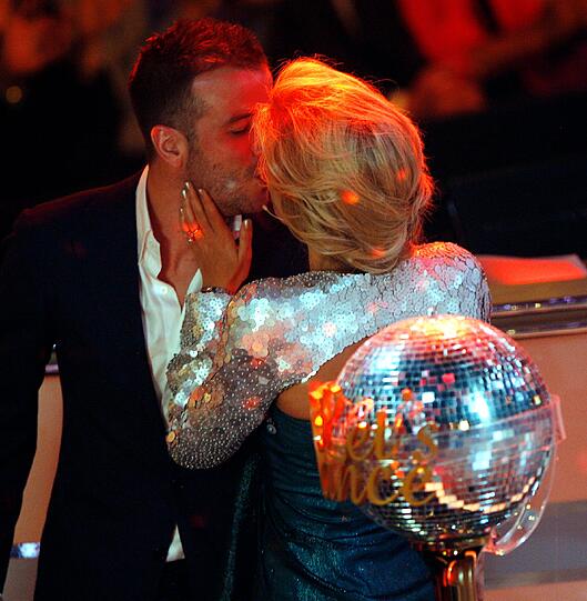 ...Ansteckend - bei so viel Knistern in der Luft, muss auch Moderatorin Sylvie van der Vaart mal kurz ihren Mann Rafael busseln...