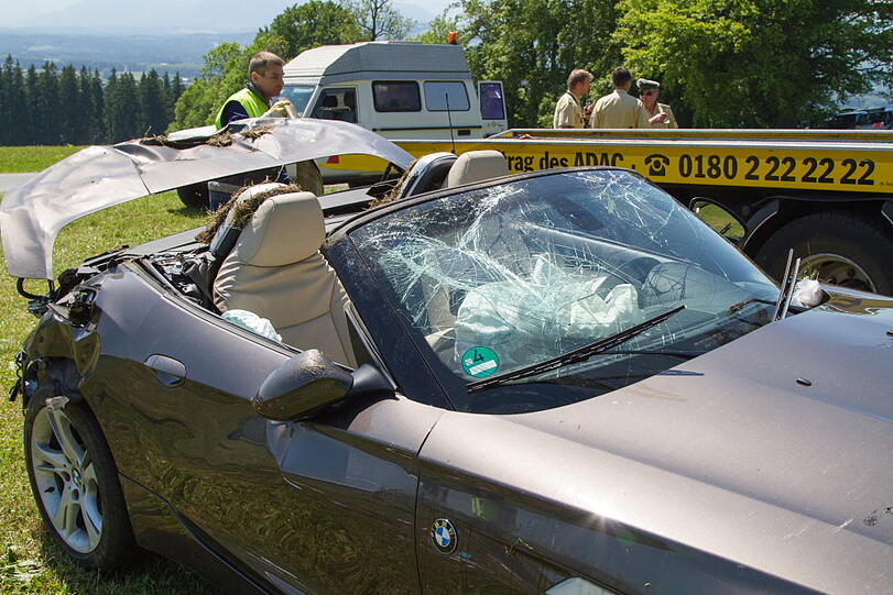 Ein Auto mit zwei Insassen kam am Samstag von der Fahrbahn ab und überschlug sich. Der Beifahrer starb. Der Fahrer verschwand vom Unfallort - bis jetzt fehlt jede Spur.