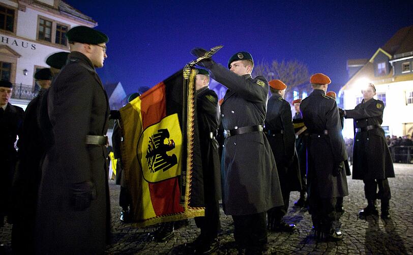 2. Die Abschaffung der Wehrpflicht, wo er doch zwei Mal Bundesverteidigungsminister (1956 und 1961) war.