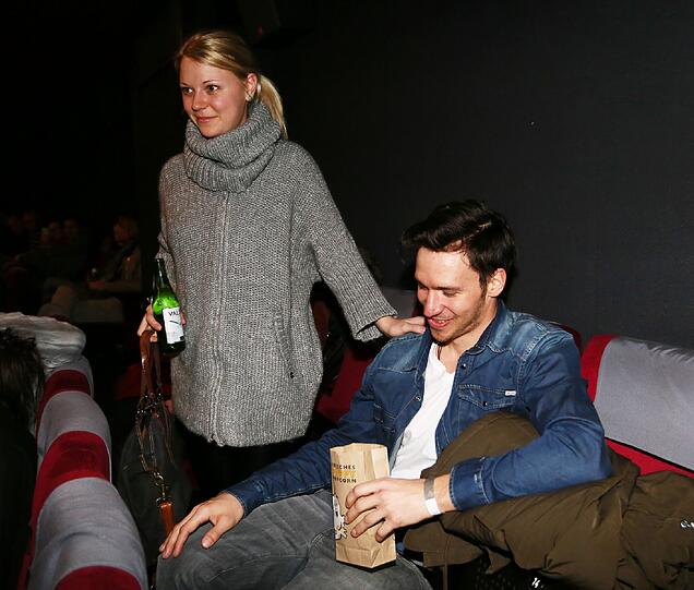 Nicht lange fackeln, gleich geht der Film los. Felix hockt sich in den Kinosessel. Freundin Miriam schaut noch leicht bedröppelt.