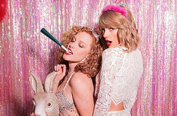 Abigail Lauren (li.) und Taylor Swift haben Spaß in der Foto-Booth