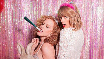 Abigail Lauren (li.) und Taylor Swift haben Spaß in der Foto-Booth Abigail Lauren (li.) und Taylor Swift haben Spaß in der Foto-Booth