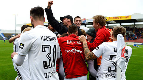 Pure Erleichterung: Haching nach dem Klassenerhalt in der Dritten Liga.