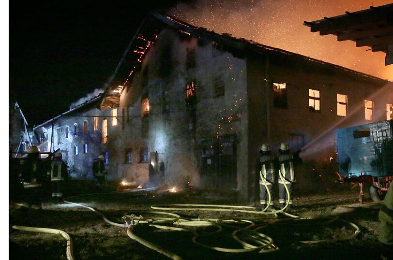 Am Freitagmorgen hat es einen Großbrand auf dem Gelände eines Bauernhofes gegeben. Das Feuer war ersten Erkenntnissen zufolge in einer Lagerhalle ausgebrochen, die Ursache war zunächst unklar.