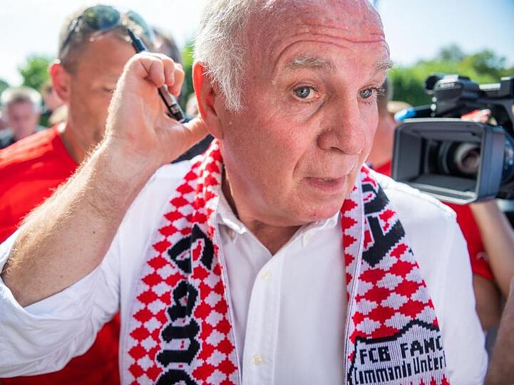 Uli Hoeneß wird an der Treppe zur Staatskanzlei in München von Journalisten und Fans umringt.
