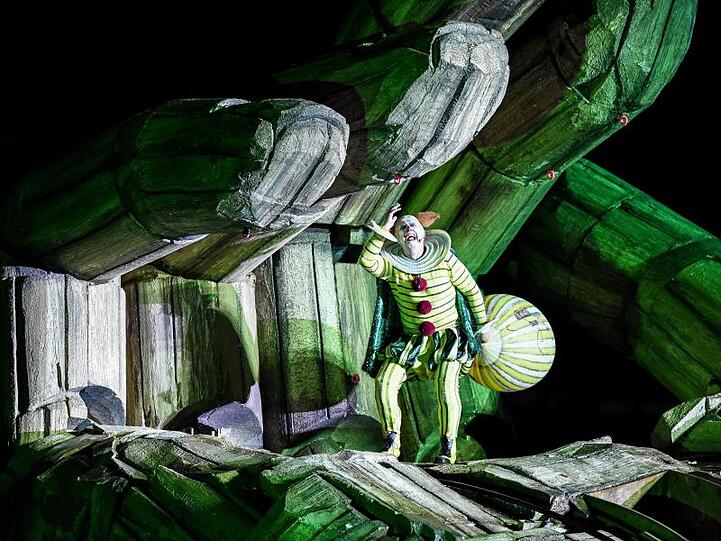 Rigoletto (Vladimir Stoyanov) verschwindet in einer überdimensionalen Hand.