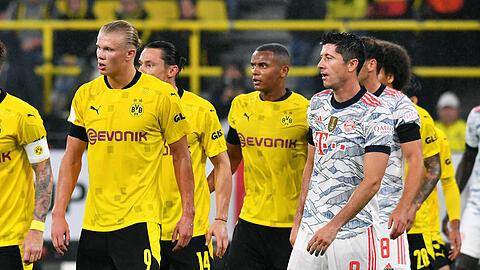 Die zwei besten Angreifer der Bundesliga unter sich: Bayerns Robert Lewandowski (r) und Dortmunds Erling Haaland (l). (Archivbild)