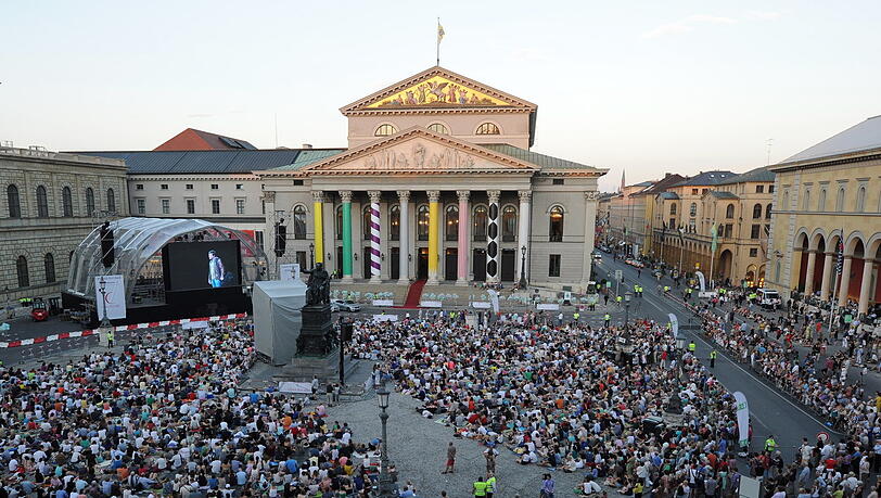 Sommerliche Picknickstimmung: Bei "Oper für alle" wird während der Opernfestspiele eine Aufführung aus dem Nationaltheater auf den Max-Joseph-Platz übertragen.