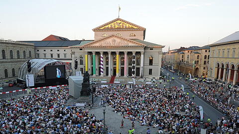 Sommerliche Picknickstimmung: Bei "Oper für alle" wird während der Opernfestspiele eine Aufführung aus dem Nationaltheater auf den Max-Joseph-Platz übertragen.