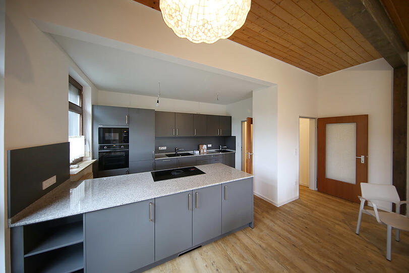 Bewusst keine starre Essensausgabe: Die geräumige, offene Küche ist wie zu Hause und lädt zum gemeinsamen Kochen ein.