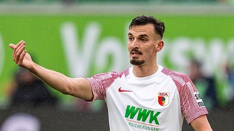 Augsburgs Mergim Berisha gibt Anweisungen.