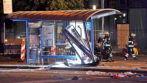 Auf der Flucht vor der Polizei ist ein Autofahrer in ein Tramhäuschen am Leonrodplatz gerast. Ein Teenager kam dabei ums Leben.