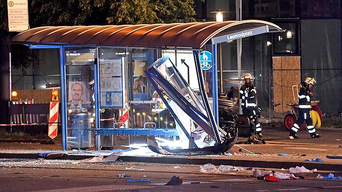 Auf der Flucht vor der Polizei kracht ein Autofahrer in ein Tramhäuschen am Leonrodplatz. Ein Jugendlicher stirbt.
