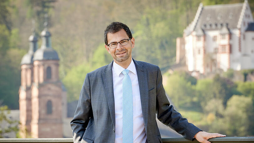 Der Grüne Jens Marco Scherf (49) ist seit 2014 Landrat des Kreises Miltenberg in Unterfranken. Wegen der Überlastung der Kommunen durch die vielen Geflüchteten hat er mehrere Brandbriefe an Bundeskanzler Olaf Scholz (SPD) geschrieben.