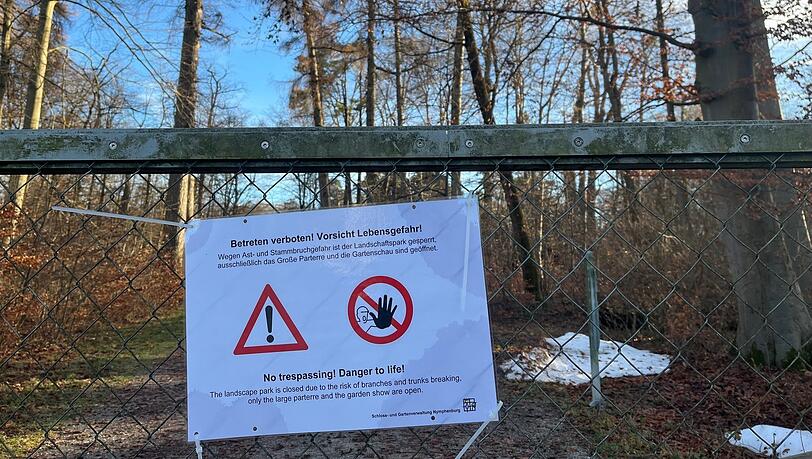 Schilder weisen auf die Sperrung des Nymphenburger Schlossparks hin.
