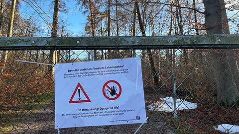 Schilder weisen auf die Sperrung des Nymphenburger Schlossparks hin.