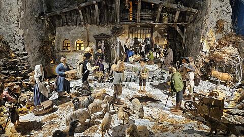 "Kommt her zur Krippe“, ist das Motto der diesjährigen Ausstellung der Münchner Krippenfreunde. Die Figuren dieser Szene sind so detailverliebt gestaltet, ihre winzigen Strickjacken haben sogar ein Zopfmuster. Sie ist eigentlich Teil einer Szene mit 200 Figuren, die eine ganze Garage füllt.