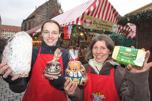 Gesund naschen: Frederic Schmitt und Peggy Bartl mit einem Teil ihrer Bio-Spezialitäten vor dem Stand am Schönen Brunnen.