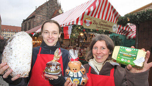 Gesund naschen: Frederic Schmitt und Peggy Bartl mit einem Teil ihrer Bio-Spezialitäten vor dem Stand am Schönen Brunnen. Gesund naschen: Frederic Schmitt und Peggy Bartl mit einem Teil ihrer Bio-Spezialitäten vor dem Stand am Schönen Brunnen.